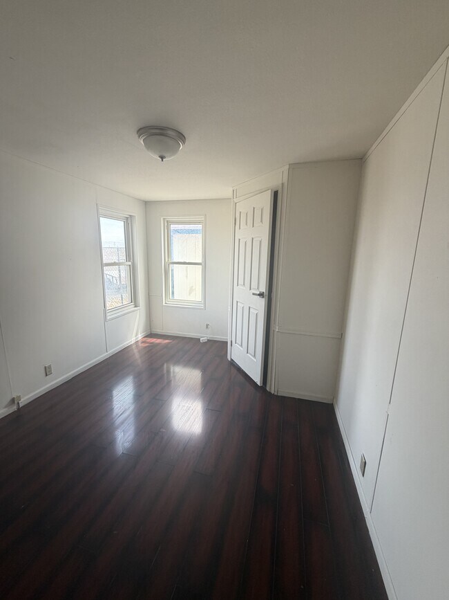 Building Photo - 690 Maple Ct