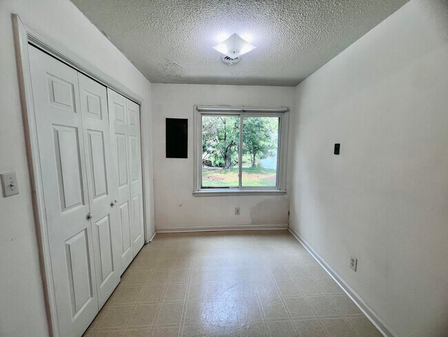 Building Photo - 4080 Thomas Jefferson Dr