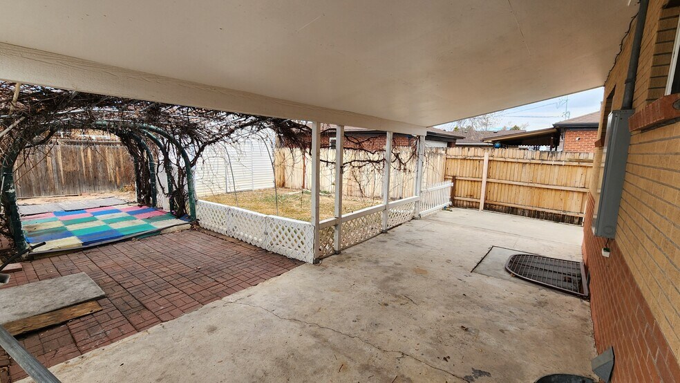 Building Photo - 7261 Avrum Dr