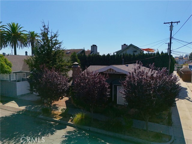 Building Photo - 2624 E 8th St