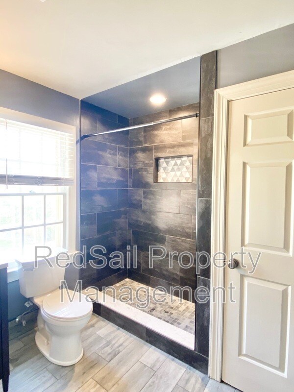 Building Photo - 3928 Oak Dr E
