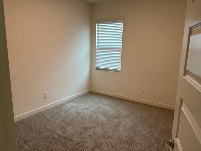 Building Photo - Modern 3-Bedroom + Loft + Den in Gated Pho...
