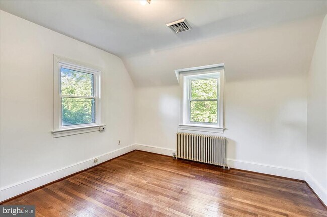 Building Photo - 400 Meadow Ln