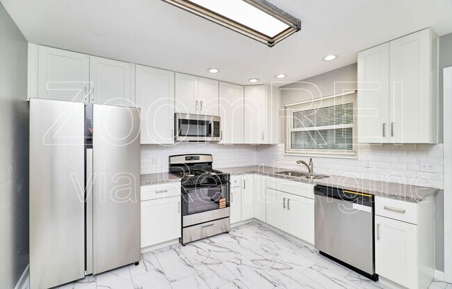 Building Photo - 2400 E Humes Ln