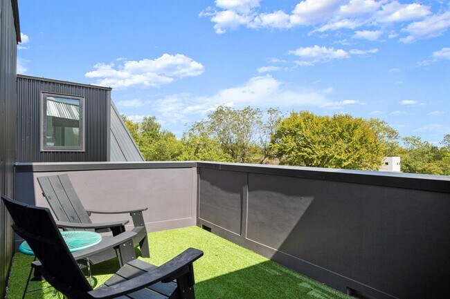 Building Photo - 3406 E 17th St