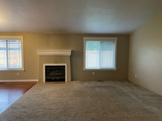 Building Photo - Nice 3 Bedroom 2 Bath home in Central Point