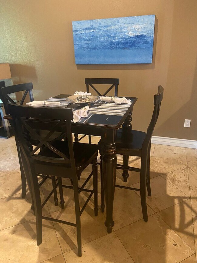 Building Photo - Fully furnished top floor strip view condo at the fabulous Meridian