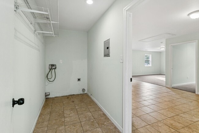 Building Photo - Updated Large Home with Private In-Law Suite Near Gloucester Main Street