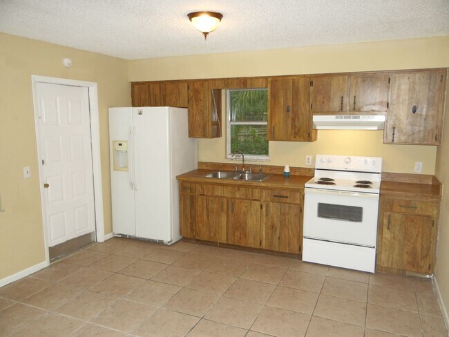 Building Photo - 2/1 rental on a quiet street - 50% off 1st...