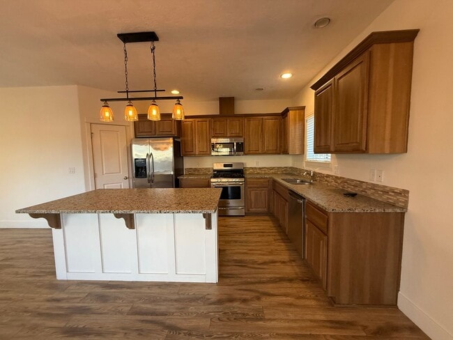 Building Photo - 4 Bed/2.5 Bath Single Family Home in SE Bend