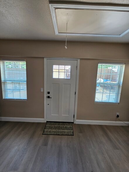 Building Photo - 2020 Oakmeadow St