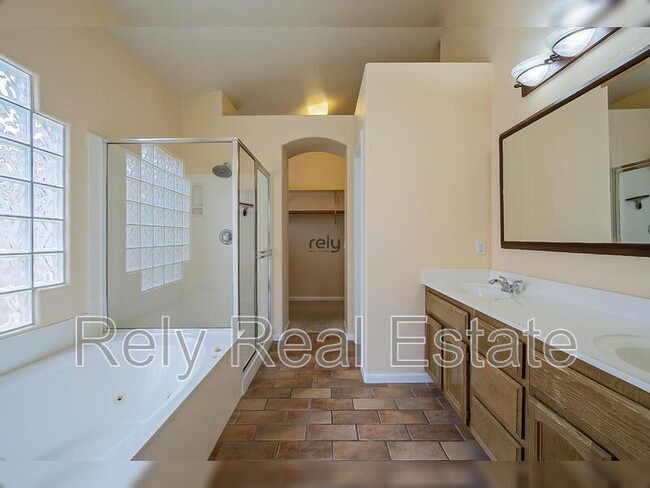 Building Photo - 4605 N Clear Creek Dr