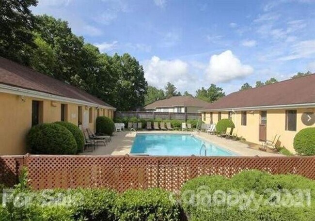 Building Photo - 165 Farm Ln