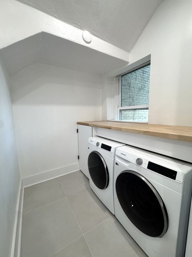 Building Photo - Centrally Located Renovated Large 1BR/1BA in Historic Dupont Circle Row House