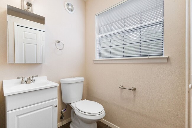Building Photo - 9423 Aqua Dr