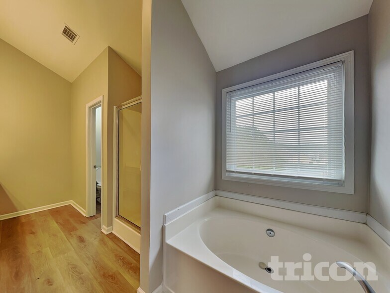 Building Photo - 824 Tibwin Pl SE