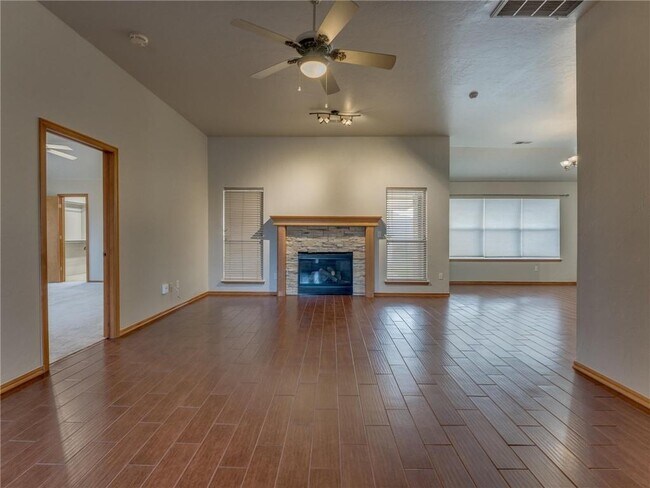 Building Photo - 1004 SW 127th Pl