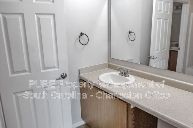 Building Photo - 8016 Thelen St