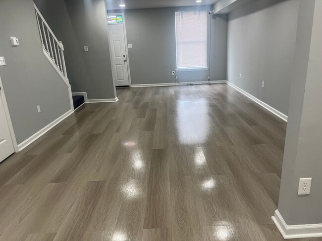 Building Photo - ** 3 BEDROOM TOWNHOME **