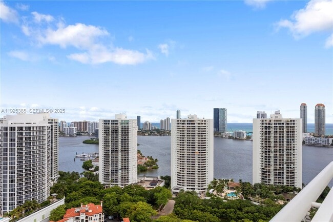 Building Photo - 2000 Island Blvd