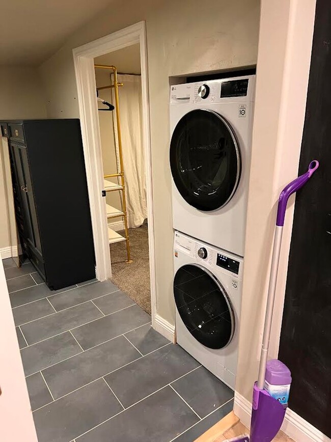 Building Photo - Large 2 Bed, 1 Bath + 2 Bonus Rooms – Two ...