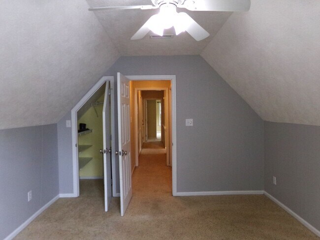 Building Photo - Beautiful 2 story home located on a cul-de-sac