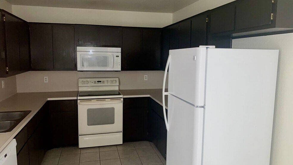 Building Photo - 2803 Alma Dr