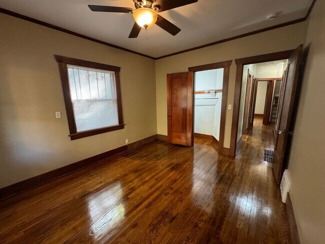 Building Photo - 5 Bedroom Rental in Moline