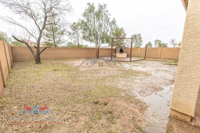 Building Photo - 110 Cholla St