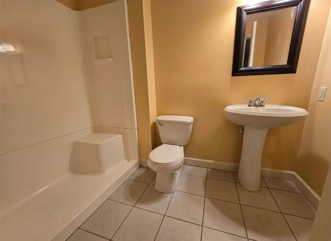 Building Photo - 3 Bedroom Duplex in Normal!