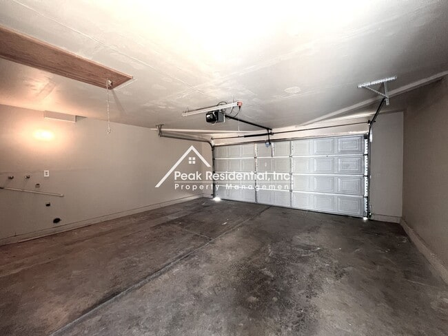 Building Photo - Spacious Updated 2bd/2ba Halfplex with 2 Car Garage