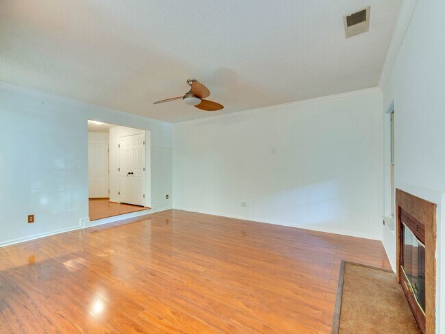 Building Photo - Amenity rich water front condo ready for move in!