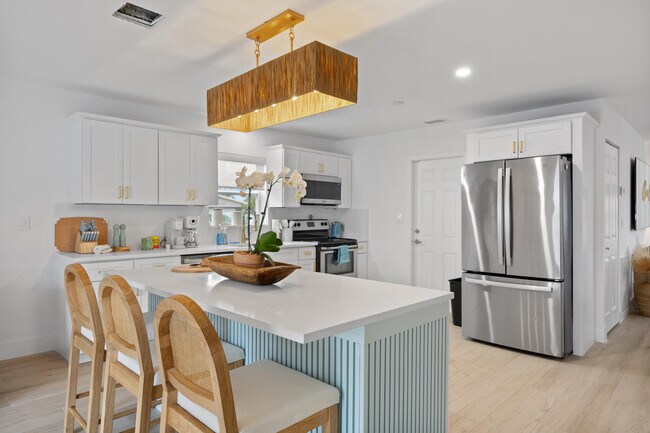 Building Photo - 1096 SW 27th Ave