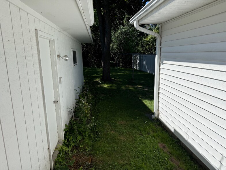 Building Photo - 906 Dodge St