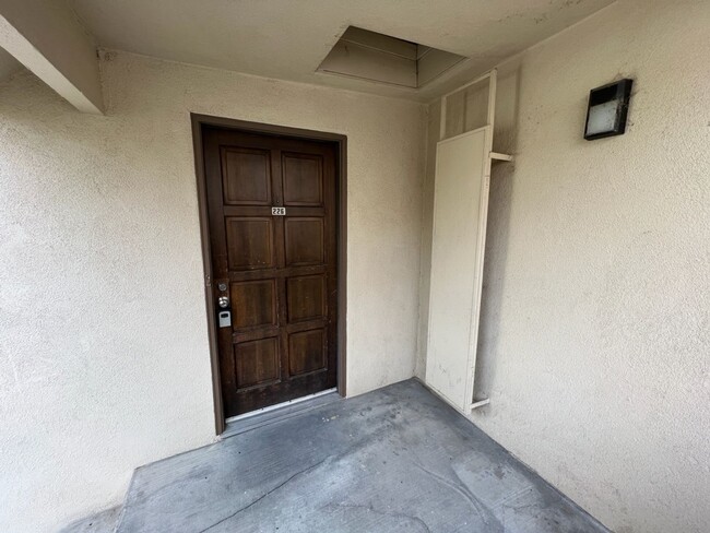 Building Photo - Updated 2 bedroom condo located in a gated...