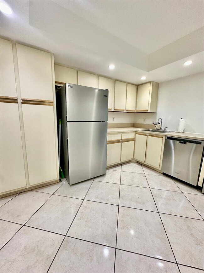 Building Photo - 200 Leslie Dr