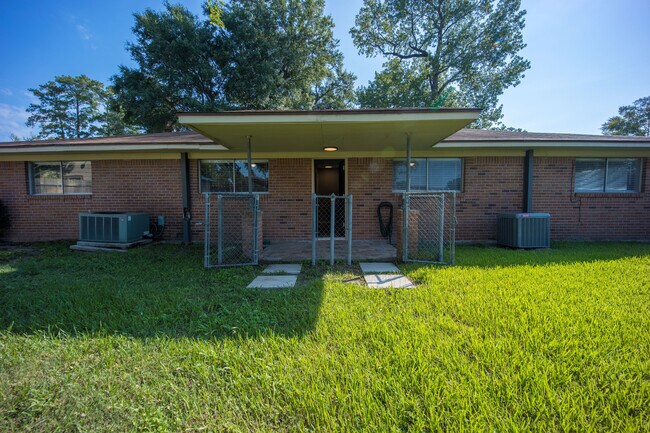 Building Photo - 17411 Strack Dr E