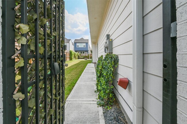 Building Photo - 5233 Darling St