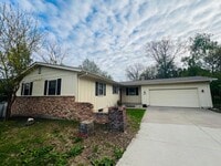 Building Photo - Large 4 Bedroom House in Iowa City