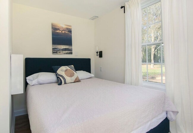 Building Photo - 452 Riverland Dr