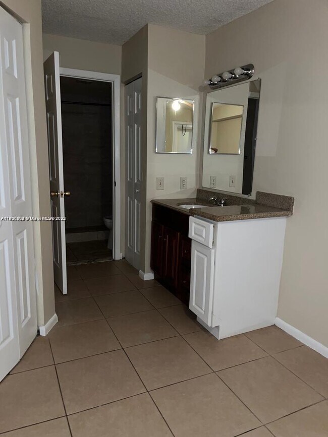 Building Photo - 9999 Summerbreeze Dr