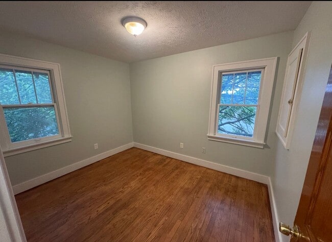 Building Photo - Three Bedroom Duplex Near Garfield Park!