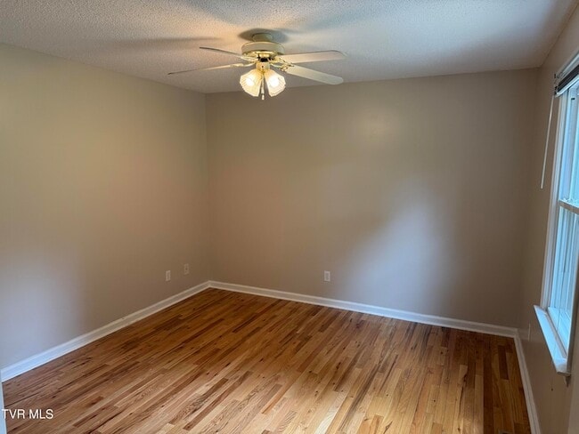 Building Photo - 2503 E Lakeview Dr