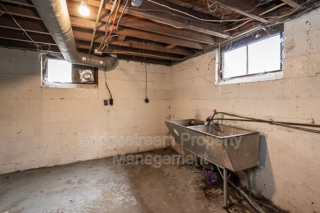 Building Photo - 708 Winston Dr