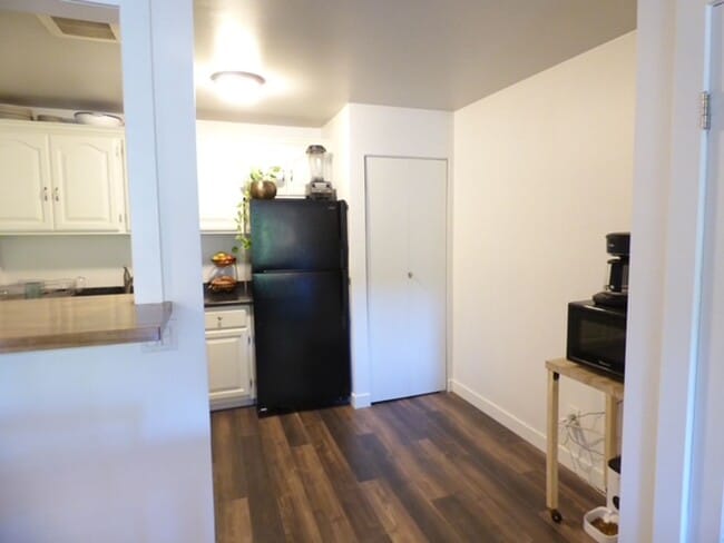 Building Photo - Downtown Living | 1 Bed • 1 Bath Ground-Level Condo | Available August 1!
