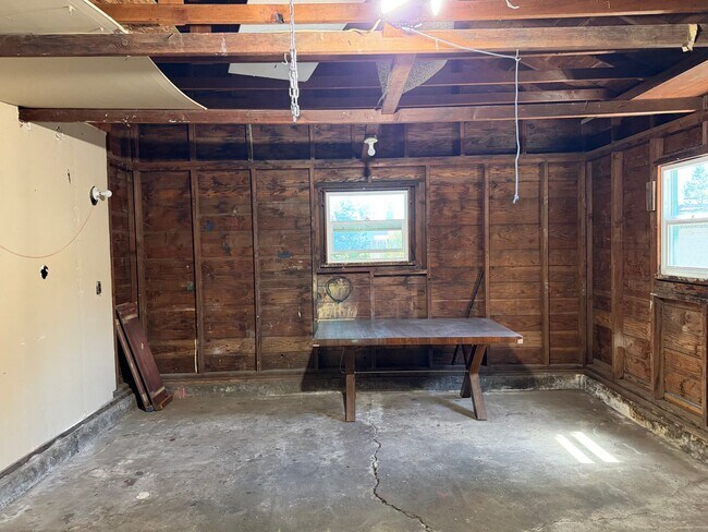 Building Photo - Large updated 2 bedroom 1 bathroom house in Springfield!