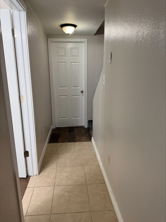 Building Photo - 1327B 9th W Ave