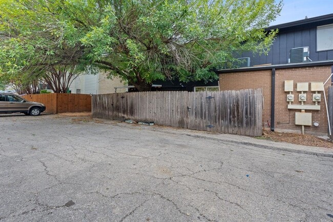 Building Photo - 8809 Dawnridge Cir