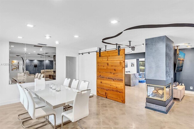 Building Photo - 5602 S Travelers Palm Ln