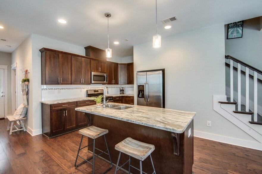 Building Photo - 710 Buchanan St